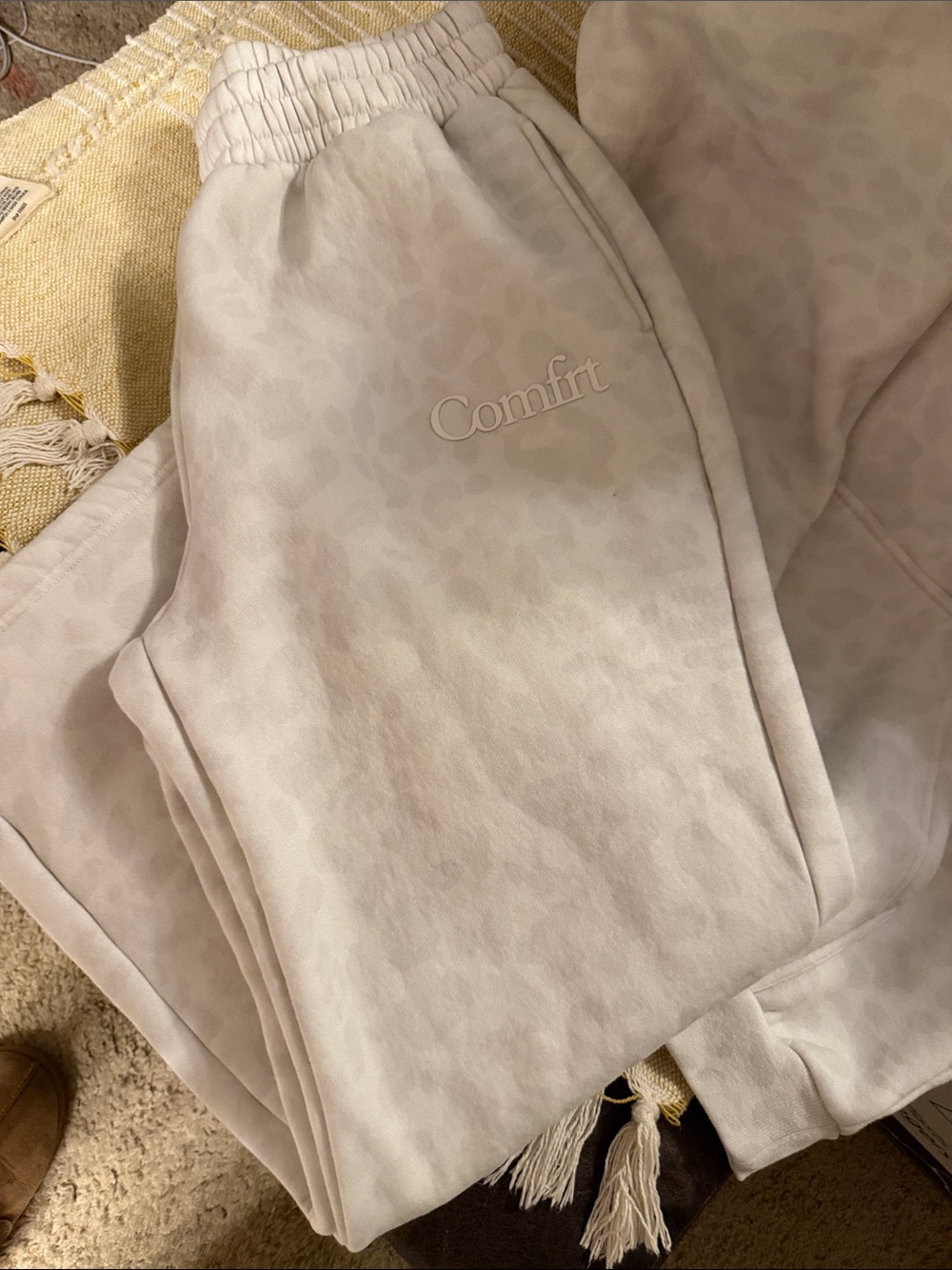 Comfort Jogger Sweatpants and sweatshirt- limited snow leopard. Size LG